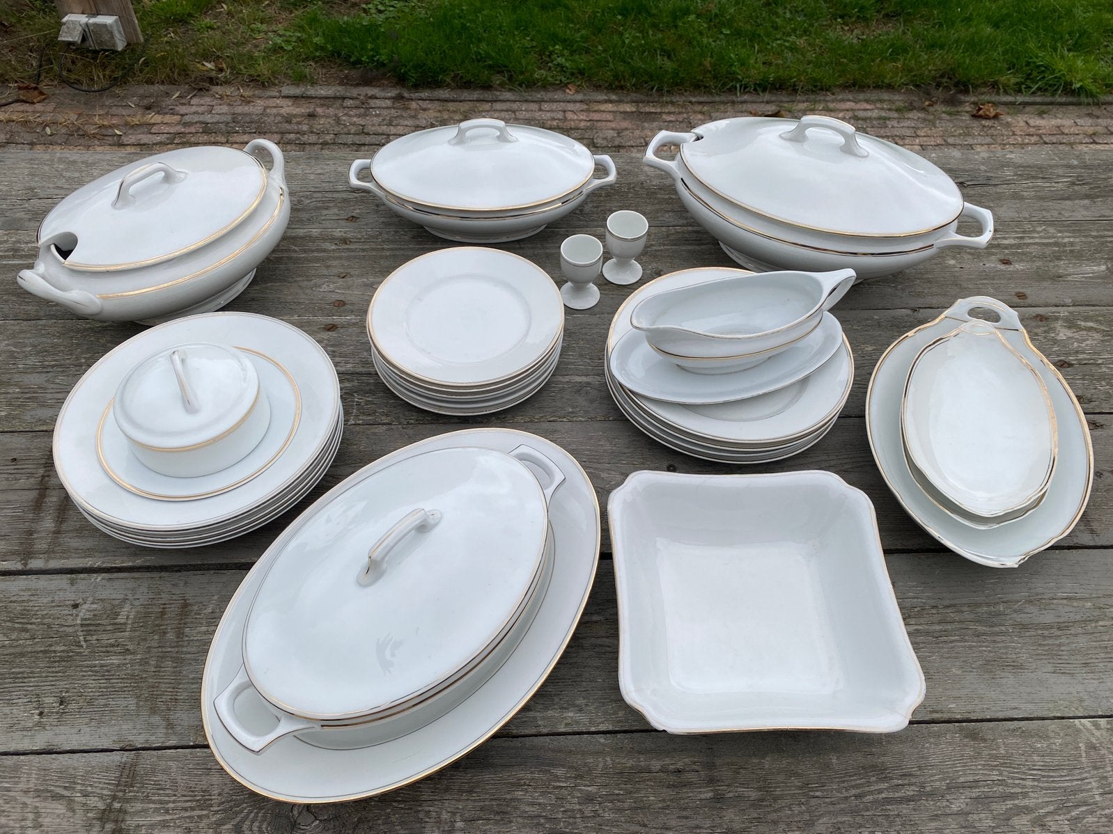 Oud servies wit met goud randje, Ophalen