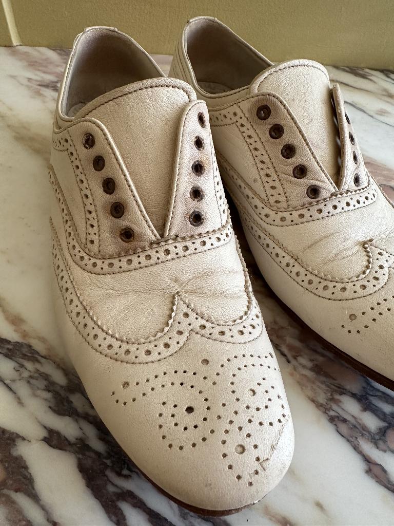 Prada platte leren schoenen, wit maat 38, broque, Kleding | Dames, Prada, Ophalen of Verzenden, Gedragen, Wit