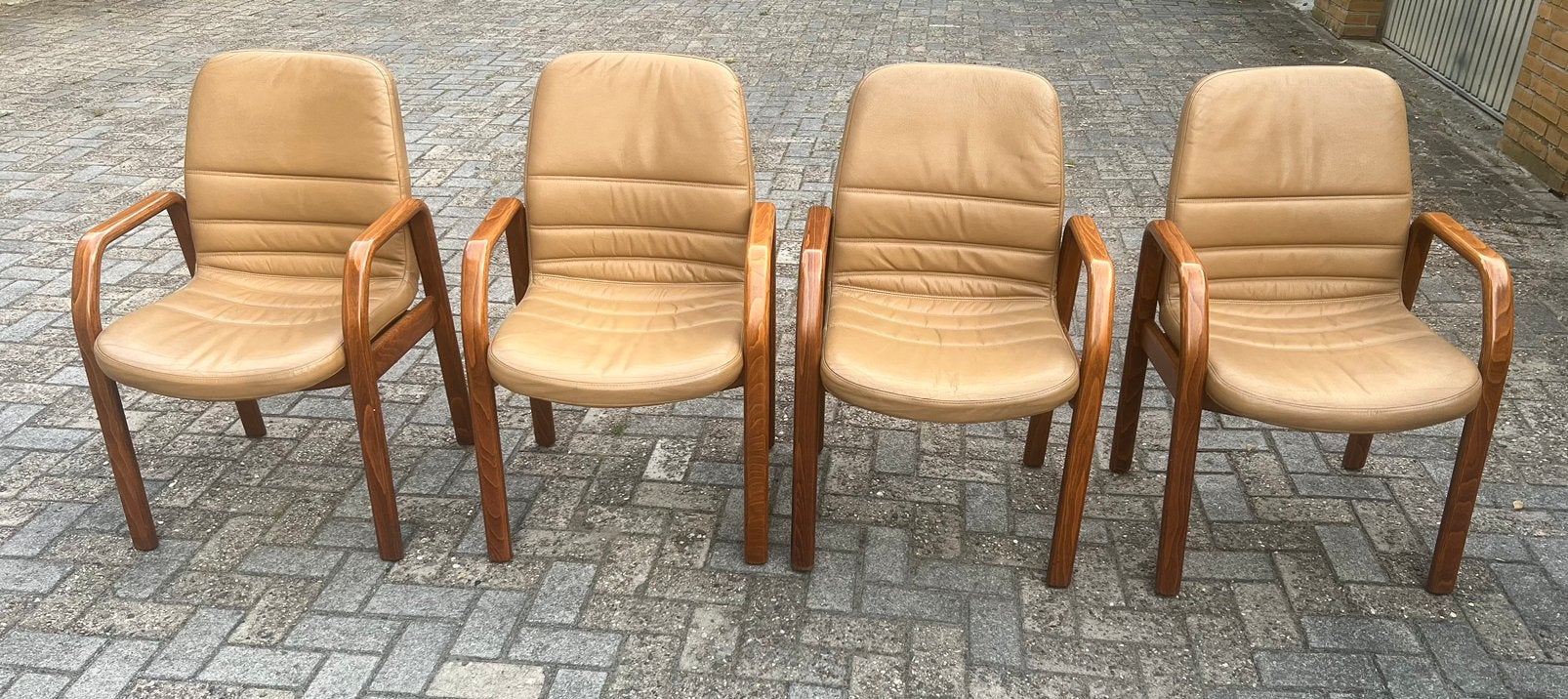 4 x Vintage Armchairs Danish mid century Leather Solid Wood, Ophalen, Zo goed als nieuw, Bruin
