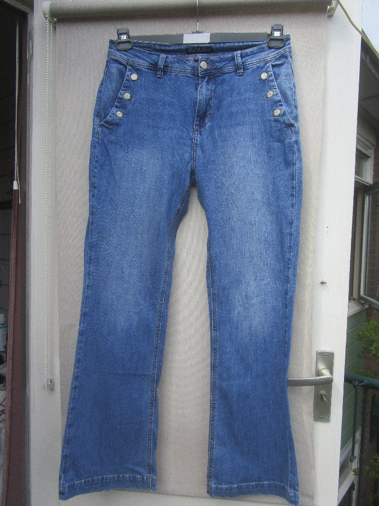 Spijkerbroek RED BUTTON mt 40  uitlopende pijpen., Kleding | Dames, Zo goed als nieuw, W30 - W32 (confectie 38/40), Red Button