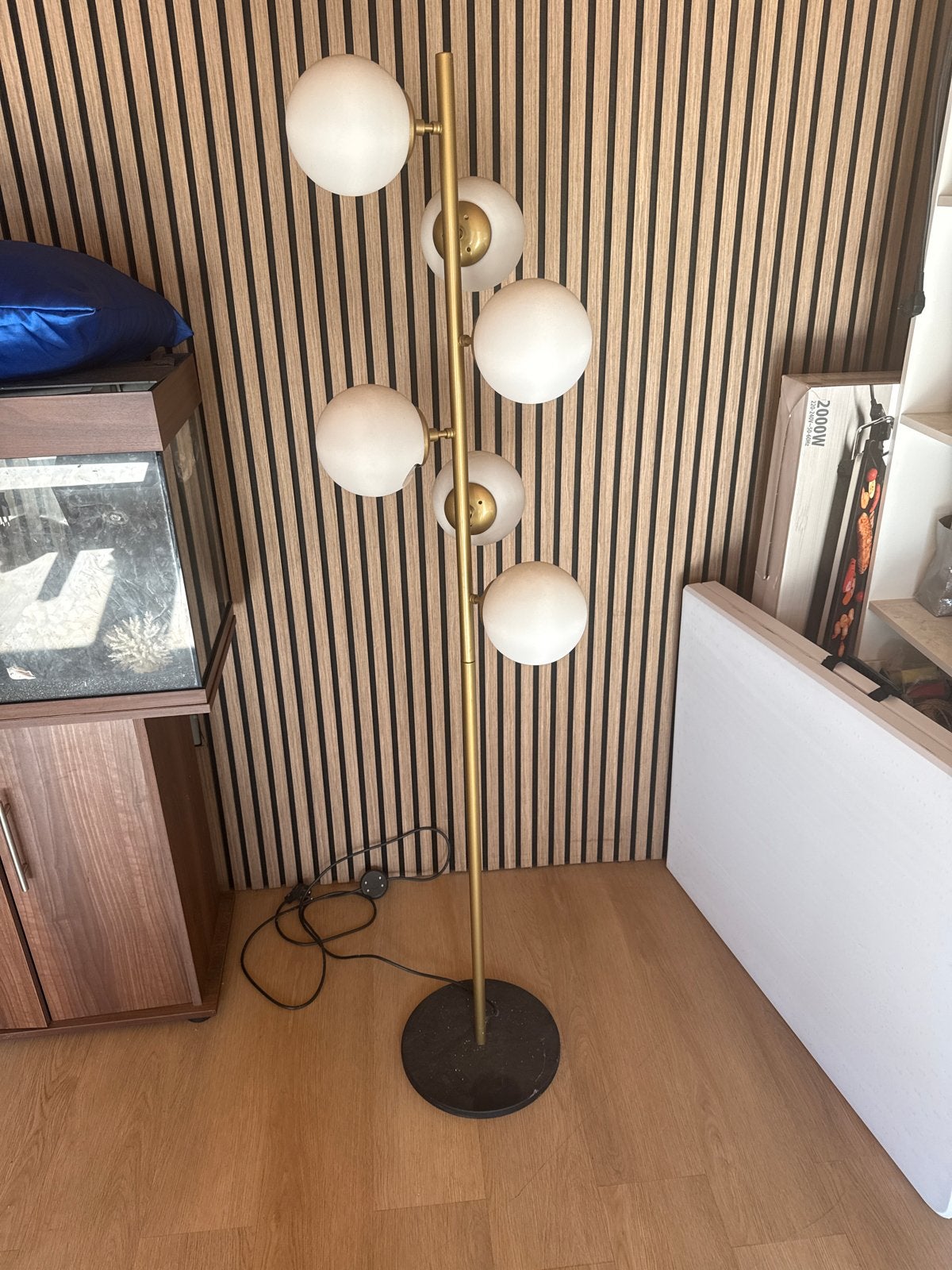 Moderne gouden vloerlamp met 5 glazen bollen, Huis en Inrichting, Lampen | Vloerlampen, Gebruikt, 150 tot 200 cm, Glas, Ophalen