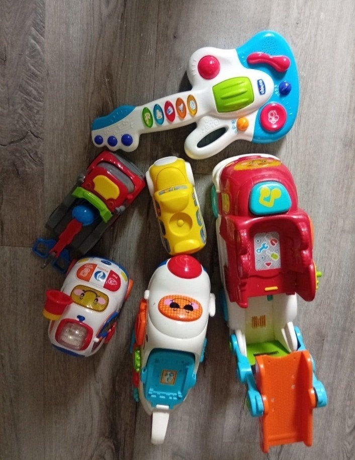 VTech oplegger , politie  auto ,vliegtuig Chicco gitaar Gele, Ophalen, Gebruikt, Auto, Met geluid