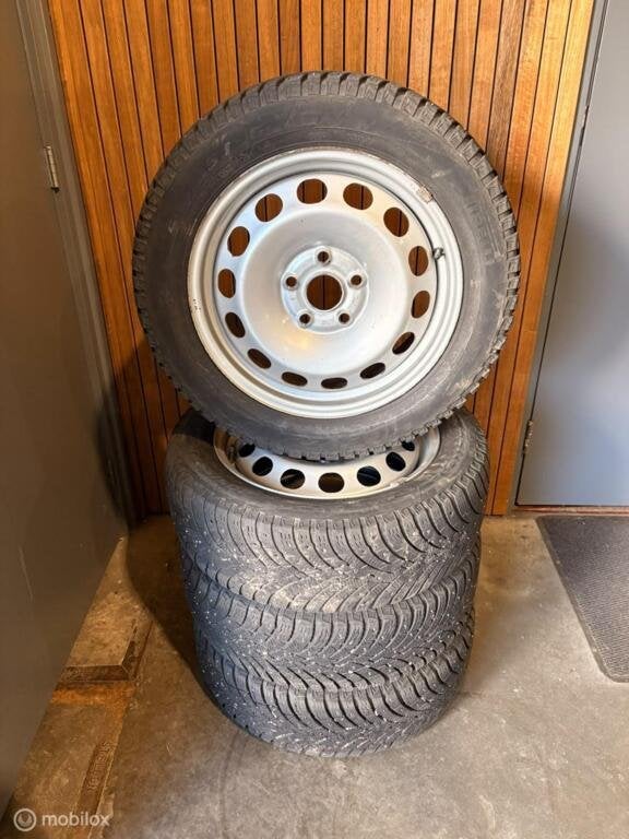 Set stalen velgen Pirelli Ice Zero met Spikes 205/55/R16, Gebruikt, Ophalen of Verzenden