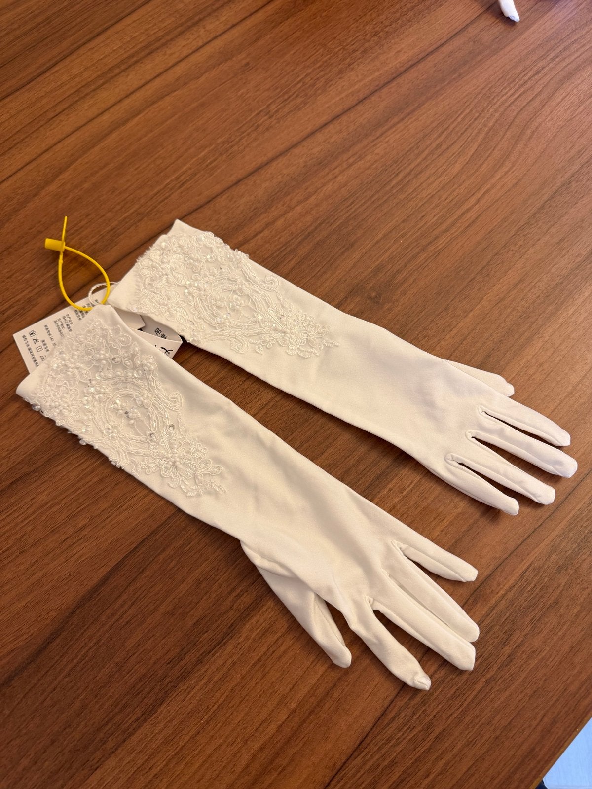 Elegante witte bruidshandschoenen met kant en parels, Ophalen of Verzenden, Nieuw, Wit, Accessoires