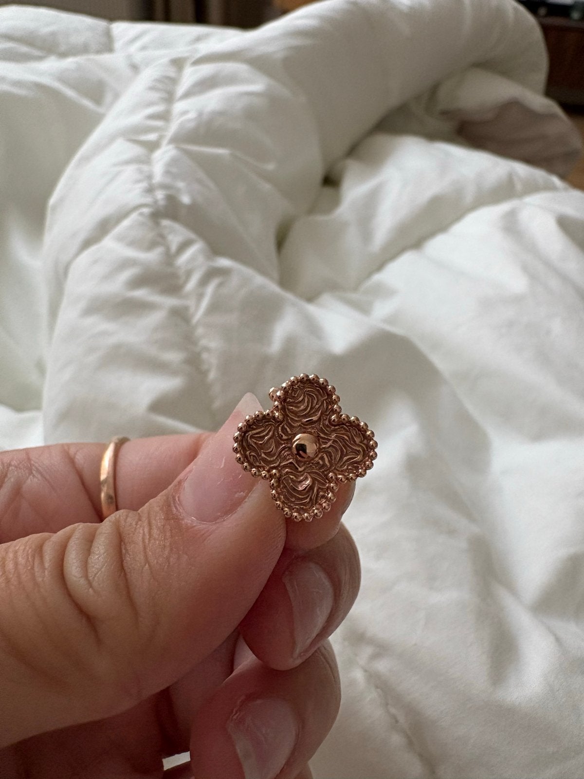 Van Cleef & Arpels Alhambra Oorbellen Rose Goud 18K, Ophalen of Verzenden, Zo goed als nieuw, Roze, Knopjes of Stekers