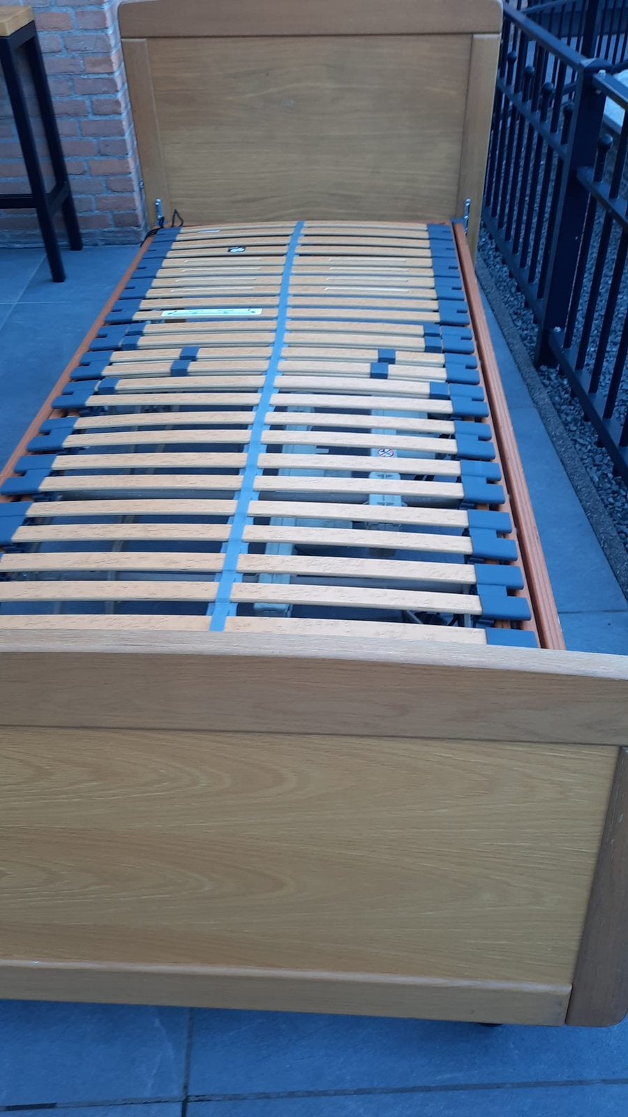 Senioren bed met verstelbare lattenbodem en twee motoren, Ophalen, 90 cm, Eenpersoons, Bruin