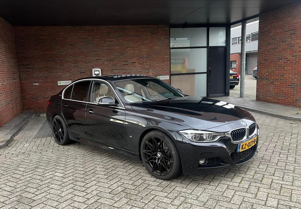 BMW 3-Serie 330e Mperformance 252pk Aut 2016 Zwart, Achterwielaandrijving, Beige, Parkeerassistent, Zwart