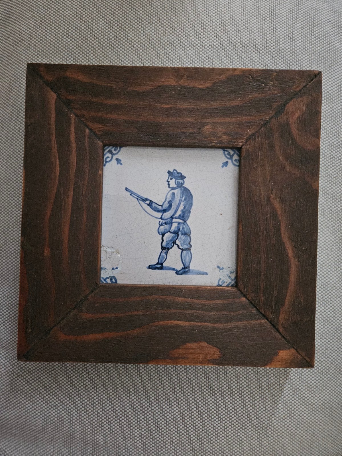 Ingelijste 17e eeuwse Delfts blauwe schutterij-tegel, Antiek en Kunst, Ophalen of Verzenden