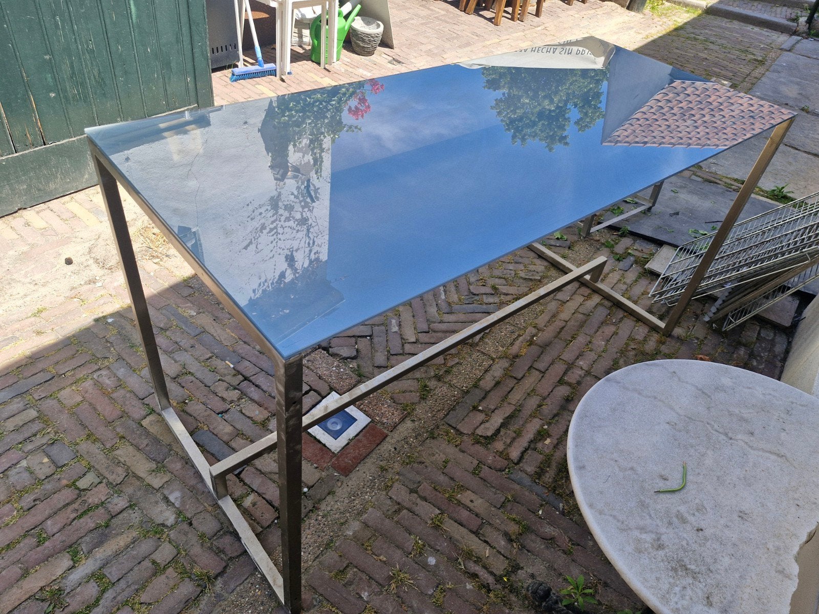 Moderne eettafel met glazen blad en metalen onderstel, Ophalen, Gebruikt, Modern, Industrieel, 50 tot 100 cm