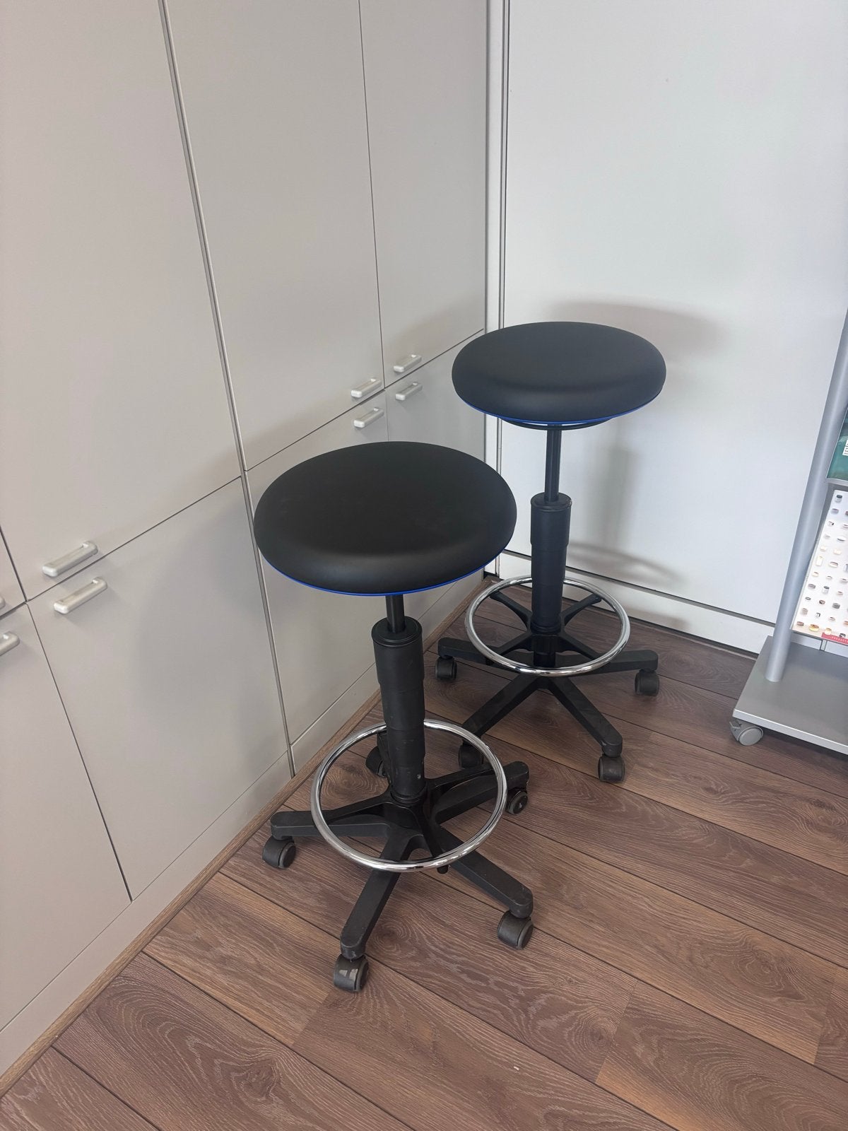 Bimos Lab Kruk 3 met glijders en voetring - prijs per/st, Ophalen of Verzenden, Zo goed als nieuw, Zwart, Bureaukruk