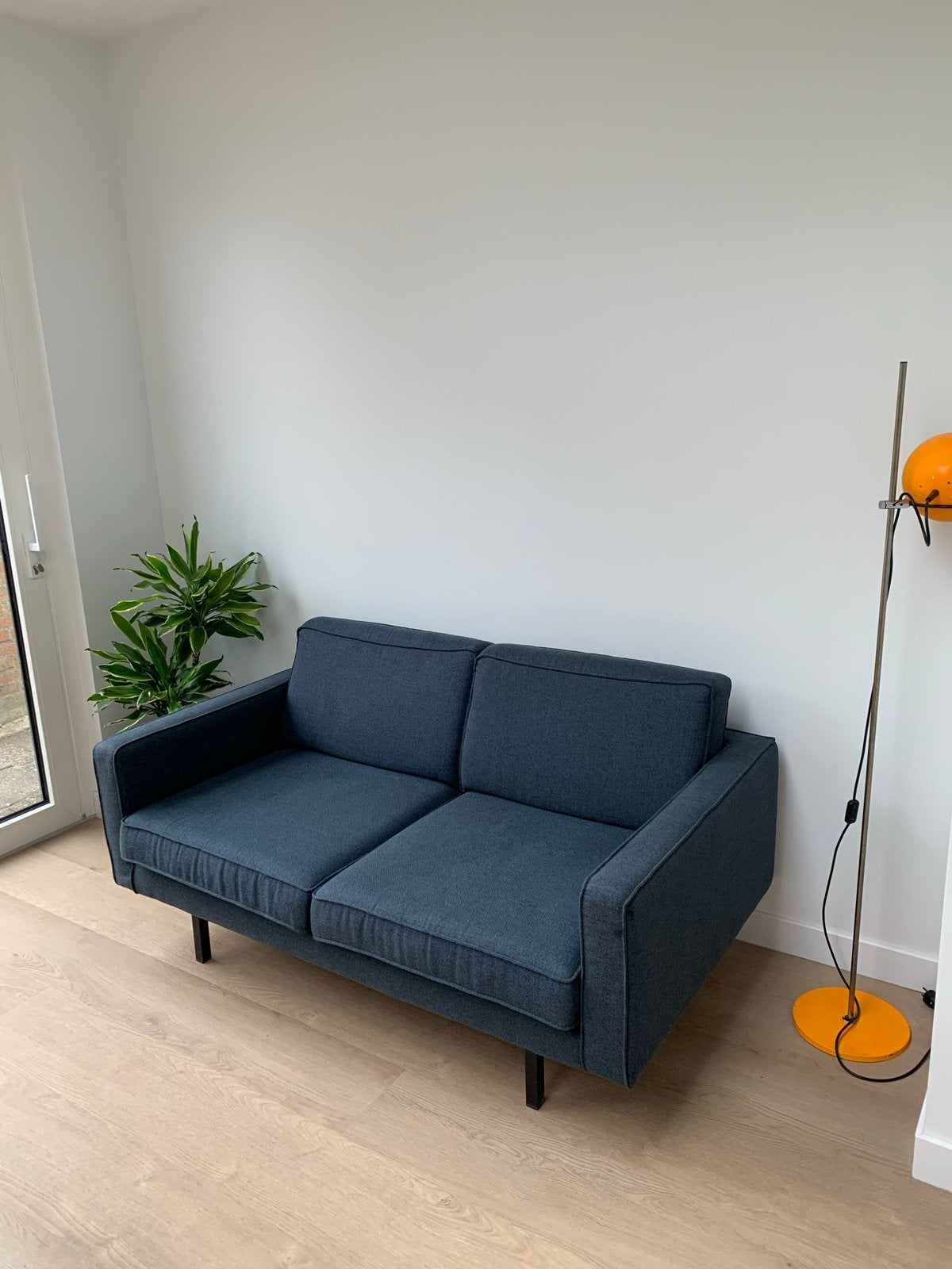 Comfortabele 2-zitsbank in donkerblauw stof, Ophalen, 150 tot 200 cm, Tweepersoons, 75 tot 100 cm