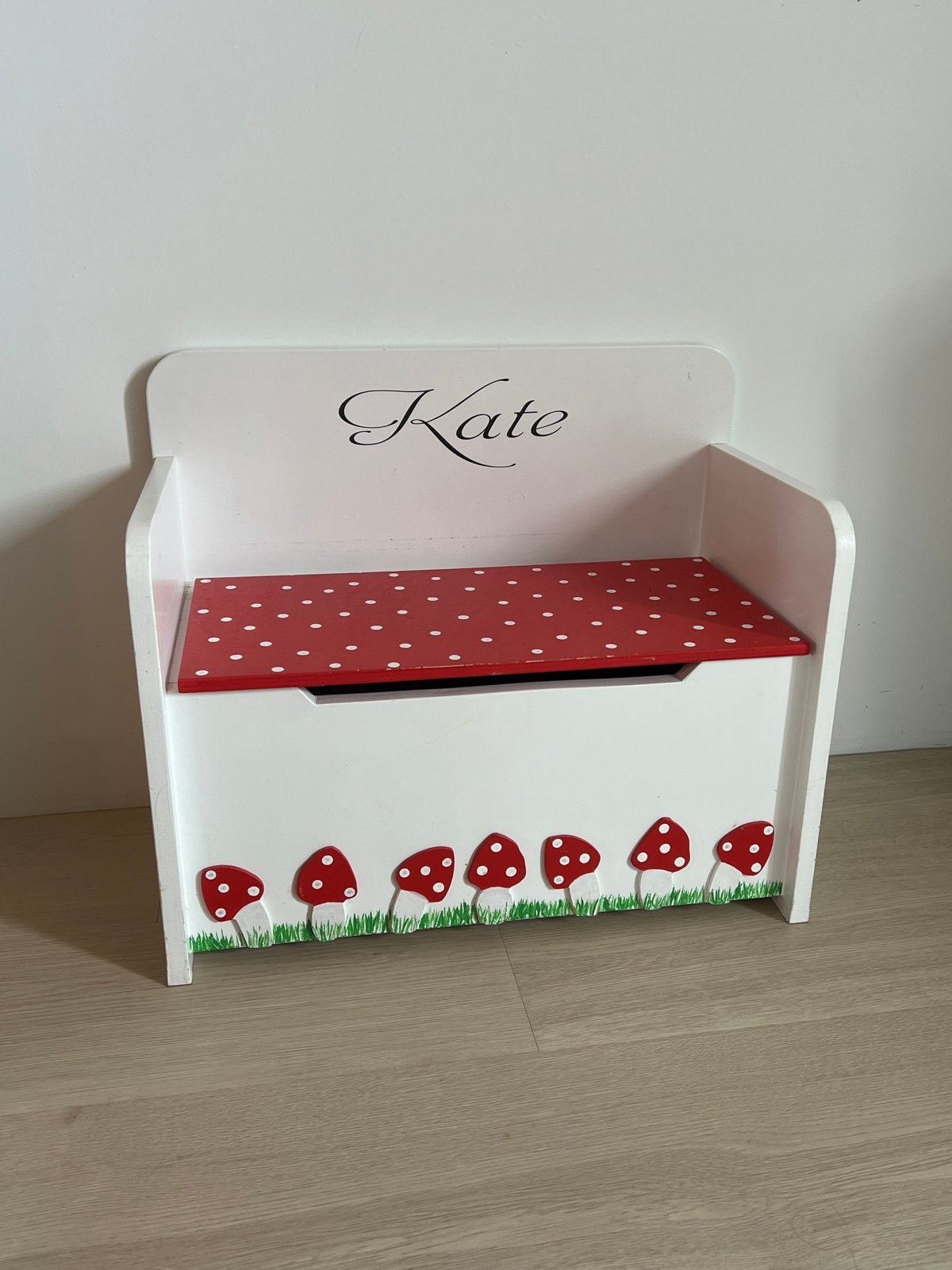 Houten speelgoedkist/bankje met paddenstoelen en naam Kate, Ophalen, Gebruikt, Meisje