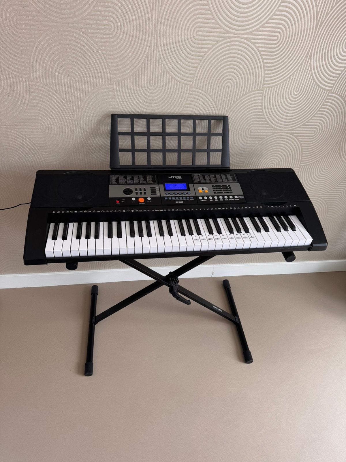 MAX KB3 Keyboard – 61 toetsen + standaard & pianoboeken, Muziek en Instrumenten, Keyboards, Ophalen of Verzenden, Zo goed als nieuw