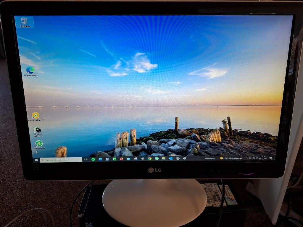 LG monitor / beeldscherm, wit, type Flatron E2350V, Gebruikt, IPS, Ophalen of Verzenden, VGA