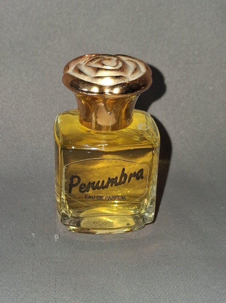 Volle parfum miniatuur - Perumbra, Verzamelen, Parfumverzamelingen, Ophalen of Verzenden, Zo goed als nieuw, Miniatuur, Gevuld