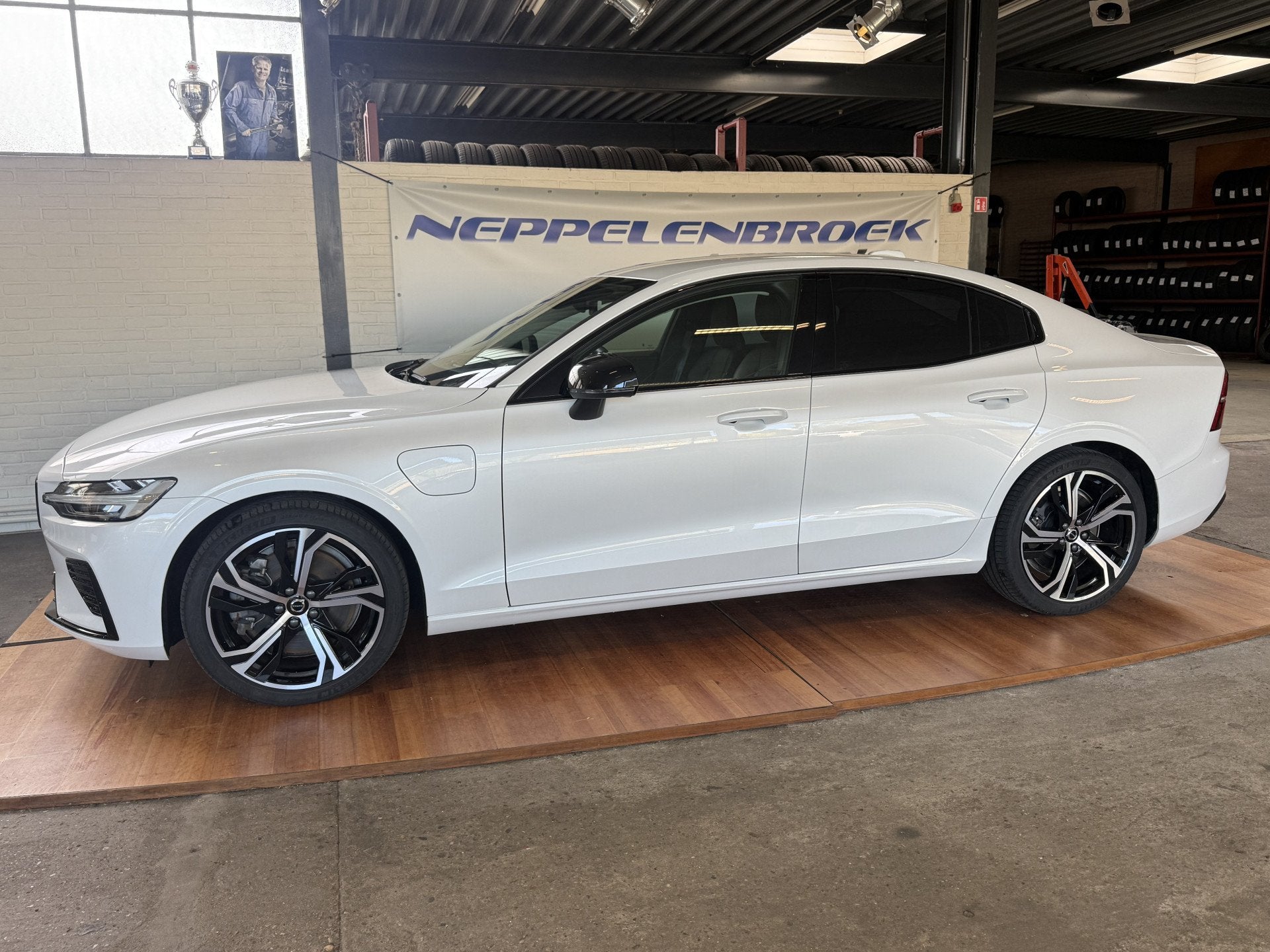 Volvo S60 2.0 Recharge T6 AWD Plus Dark Long Range, Auto's, 12 maanden, Gebruikt, Euro 6, 4 cilinders