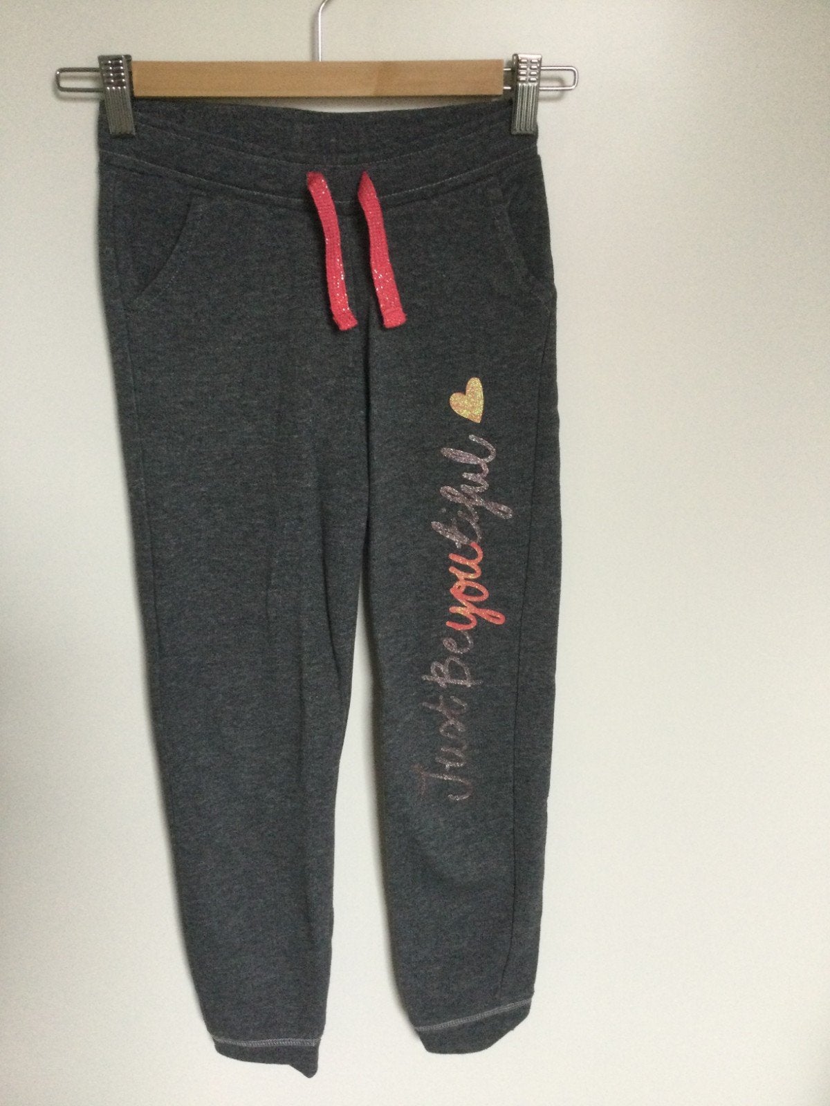 Joggingbroek met Just Beautiful zgan maat 128, Kinderen en Baby's, Kinderkleding | Maat 128, Ophalen of Verzenden, Zo goed als nieuw