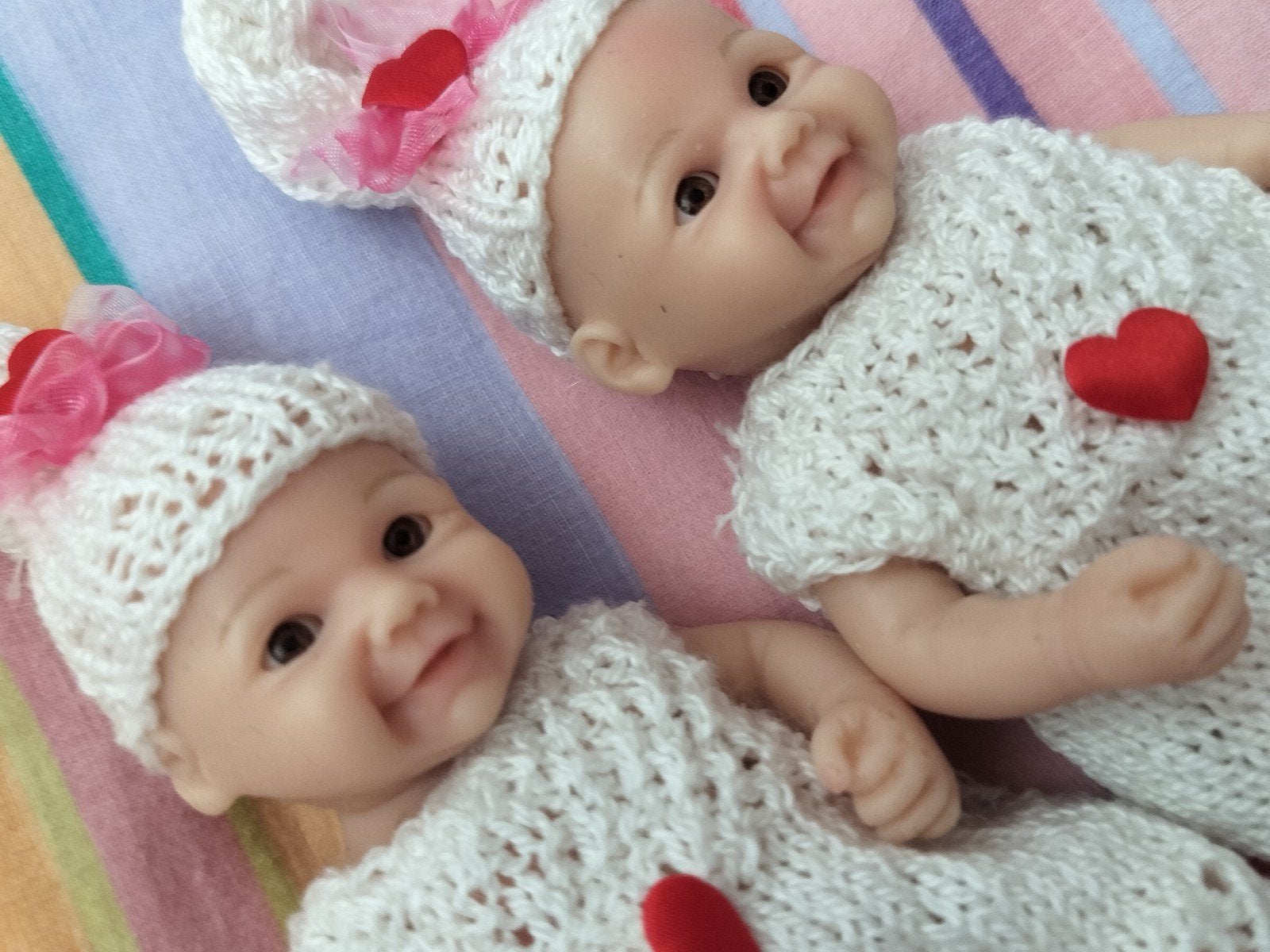 siliconen baby,s 15 cm  in doos, certificaten veel kleding, Verzamelen, Verzenden, Zo goed als nieuw, Babypop, Levensecht of Reborn