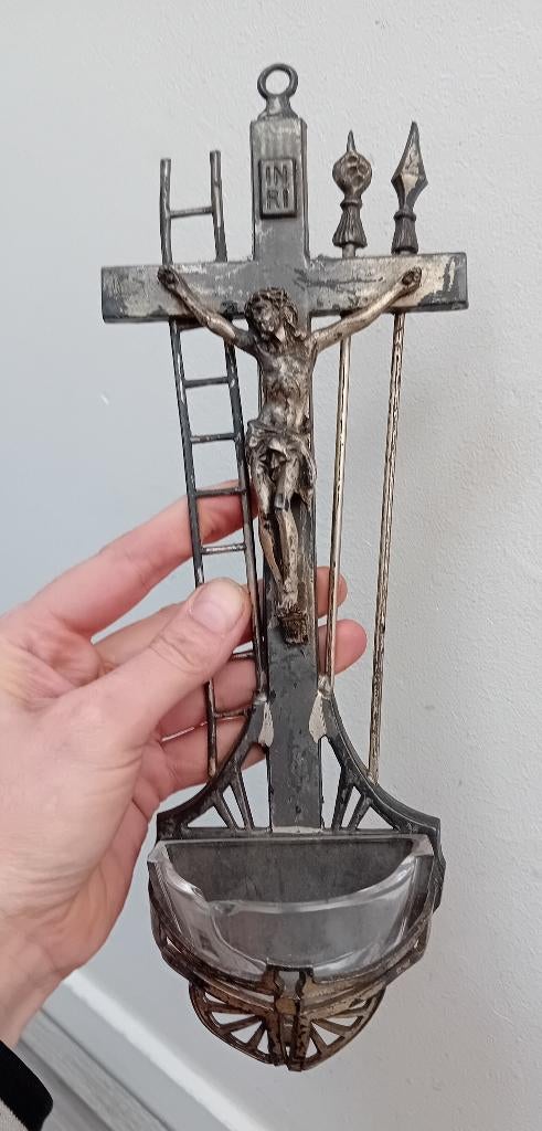antiek kruisbeeld met een wijwaterbakje, Antiek en Kunst, Ophalen of Verzenden