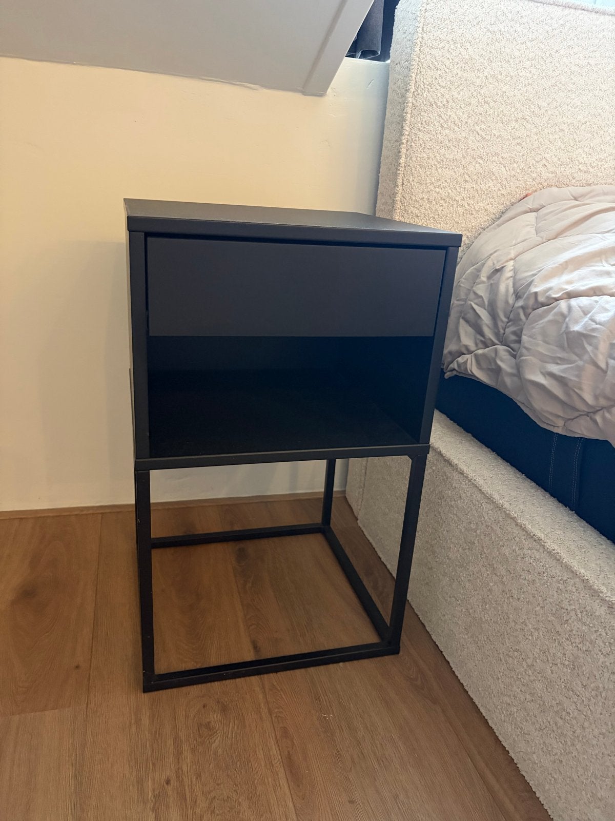 2x IKEA Vikhammer nachtkastje - Zo goed als nieuw!, Ophalen, Minder dan 45 cm, Metaal of Aluminium, 55 tot 70 cm