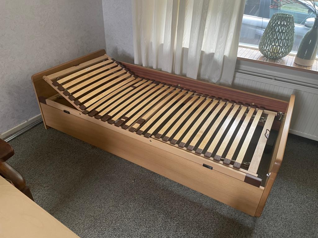 Eenpersoons verrijdbaar bed eiken hout 90x200 nachtkastje, Ophalen, 90 cm, Eenpersoons, Beige
