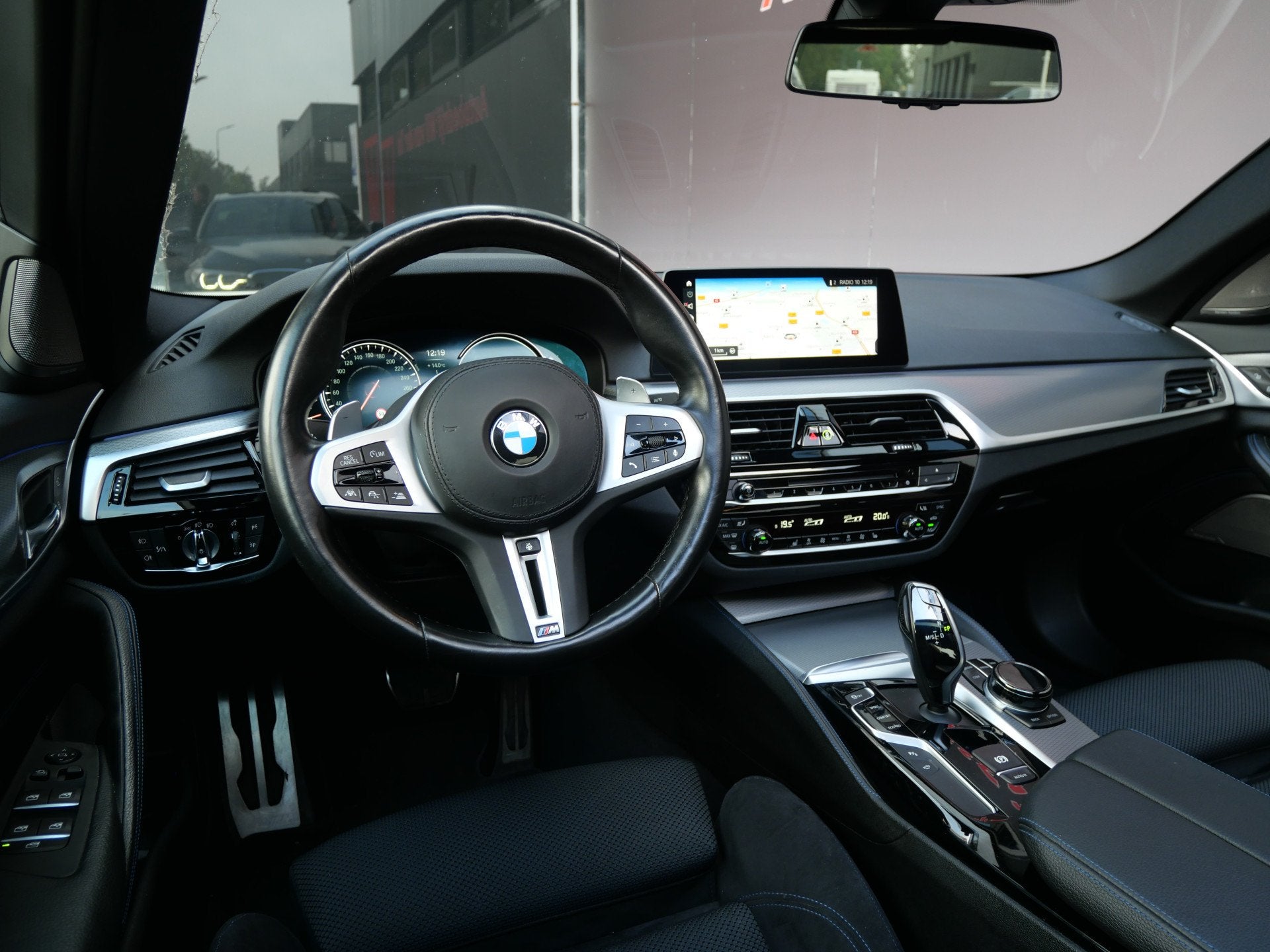 BMW 5 Serie 540i xDRIVE M-SPORT | H.U.D | ADAPT LED | PANO D, Auto's, Automaat, Gebruikt, 2000 kg, Alcantara