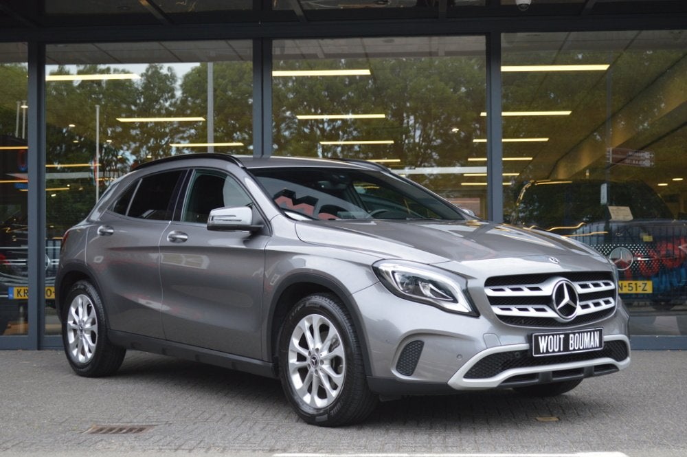 Mercedes-Benz GLA 180 Led Navi Camera Pdc (bj 2017), Auto's, Voorwielaandrijving, Gebruikt, 4 cilinders, Leder en Stof