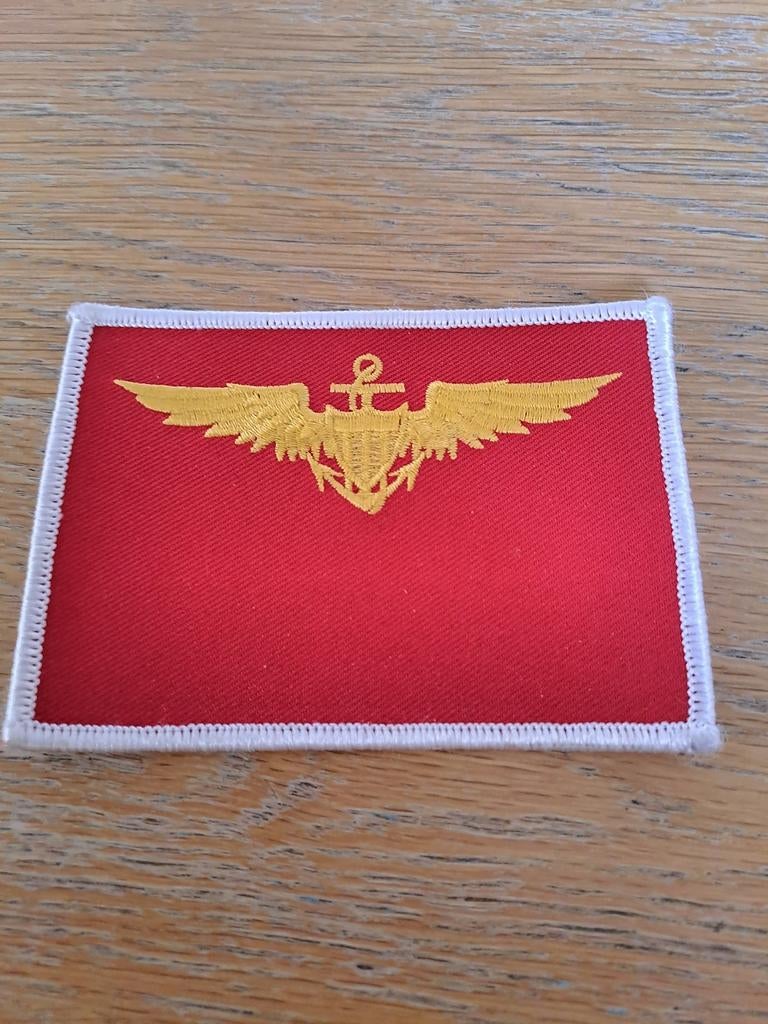 Vintage Marine Embleem - Rode Patch met Gouden Vleugels, Onbekend@voorbeeld.com, Onbekend, Ophalen of Verzenden, Nederland