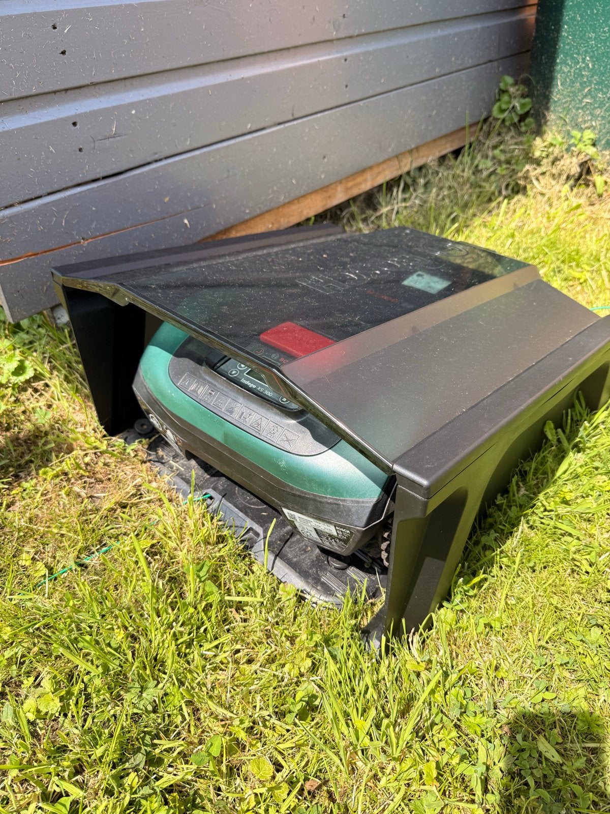 Bosch Indego XS300 robotmaaier met garage en toebehoren, Tuin en Terras, Robotmaaiers, Zo goed als nieuw, 20 tot 25 cm, Bestuurbaar via app
