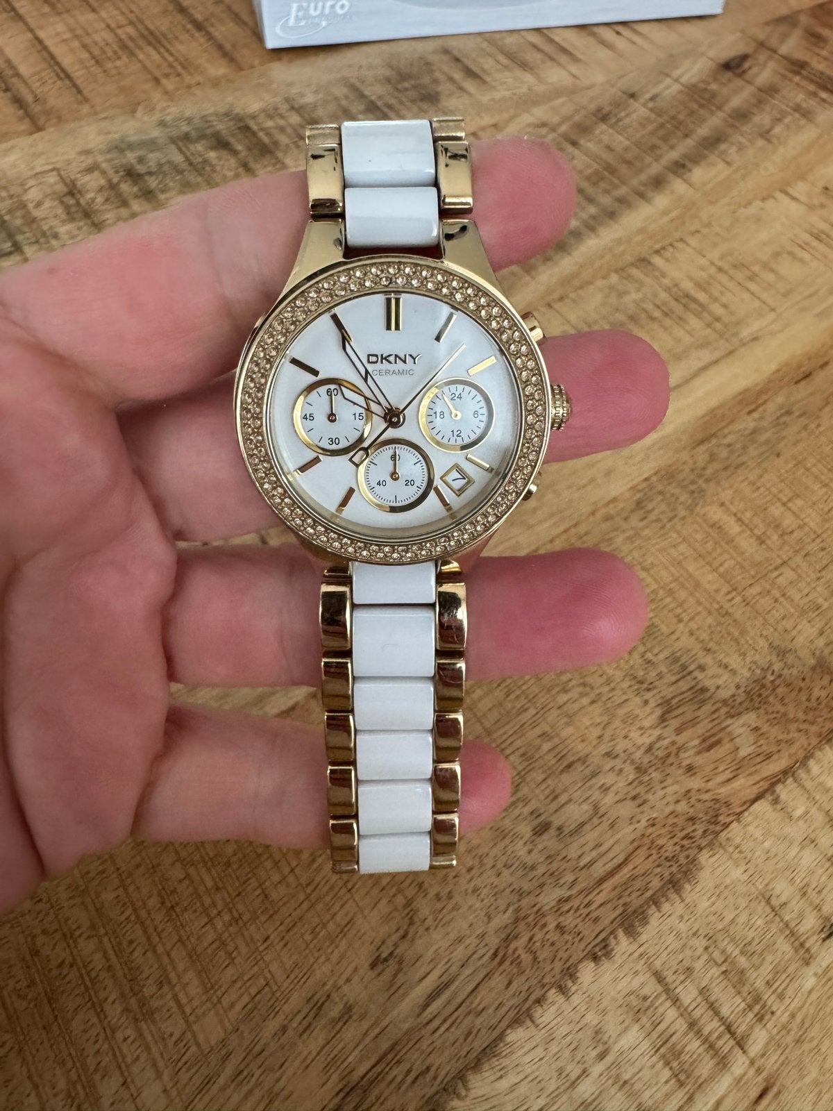DKNY Dameshorloge Goudkleurig met Witte Keramische Schakel, Sieraden, Tassen en Uiterlijk, Horloges | Dames, Overige materialen