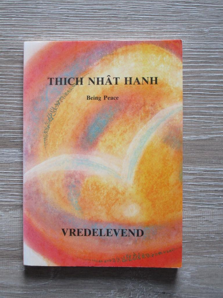 Vredelevend being peace - Thich Nhat Hanh, Boeken, Ophalen of Verzenden, Gelezen, Overige onderwerpen, Achtergrond en Informatie
