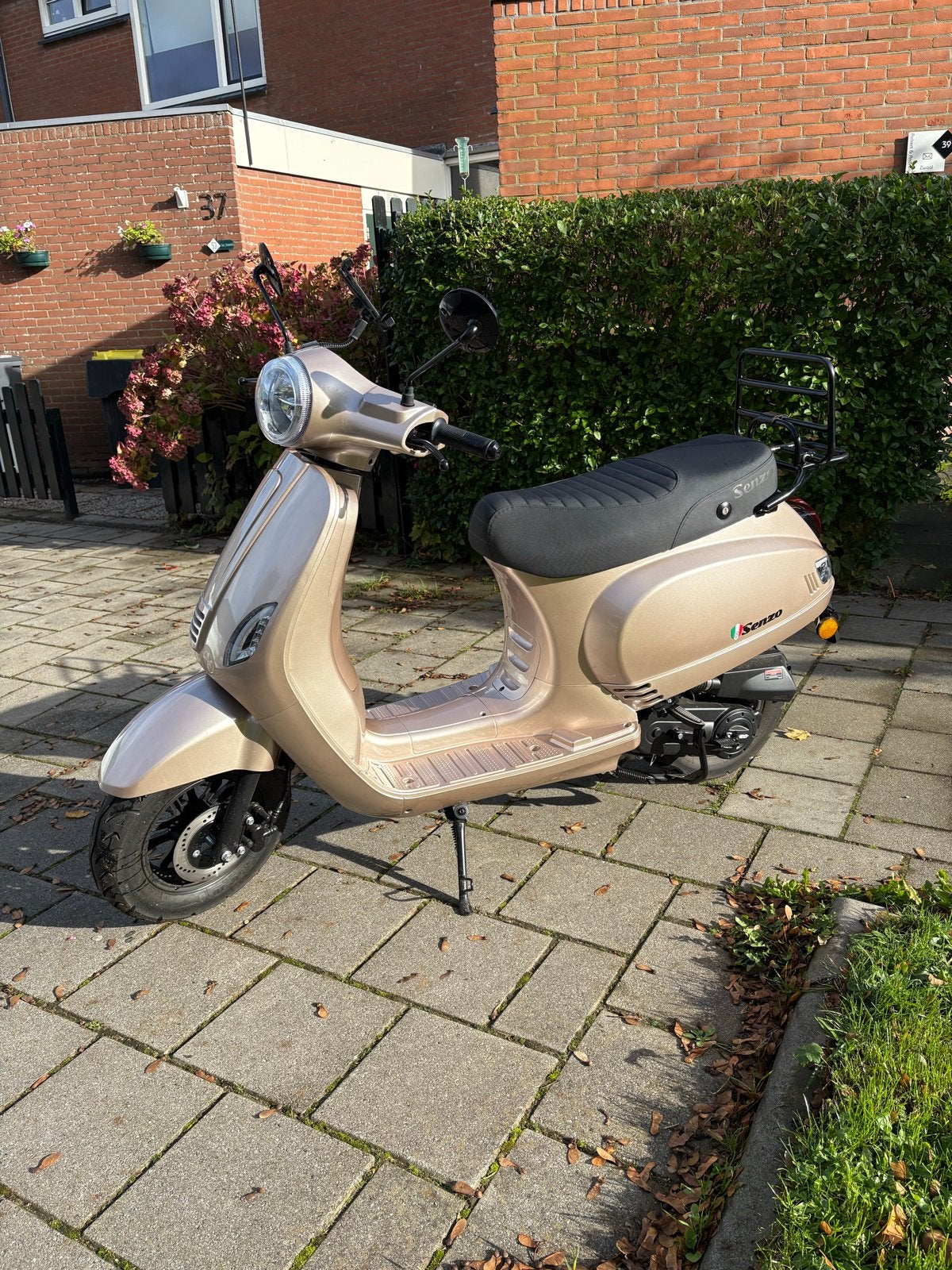 Senzo Scooter 45 km/u - Z.G.A.N.! Geen 800 km op de teller !, Fietsen en Brommers, Ophalen, Zo goed als nieuw, Maximaal 45 km/u