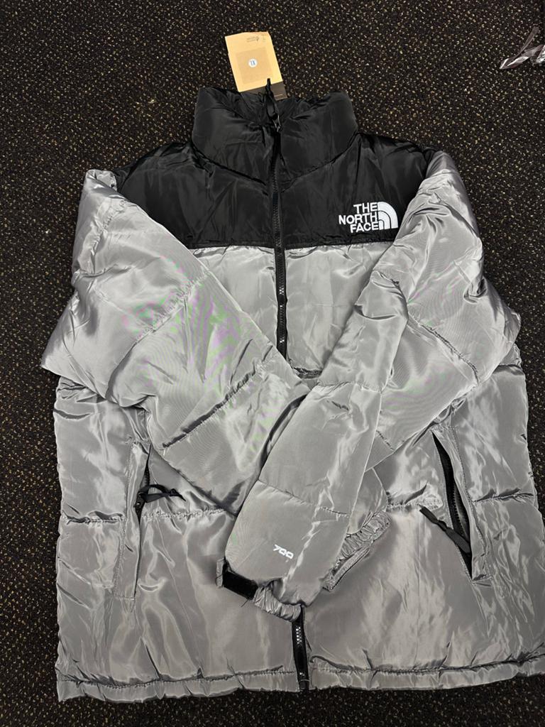 The North Face Nuptse Puffer Jas Zilver/Zwart Maat XL, Kleding | Heren, Jassen | Winter, Ophalen of Verzenden, Nieuw, Maat 56/58 (XL)