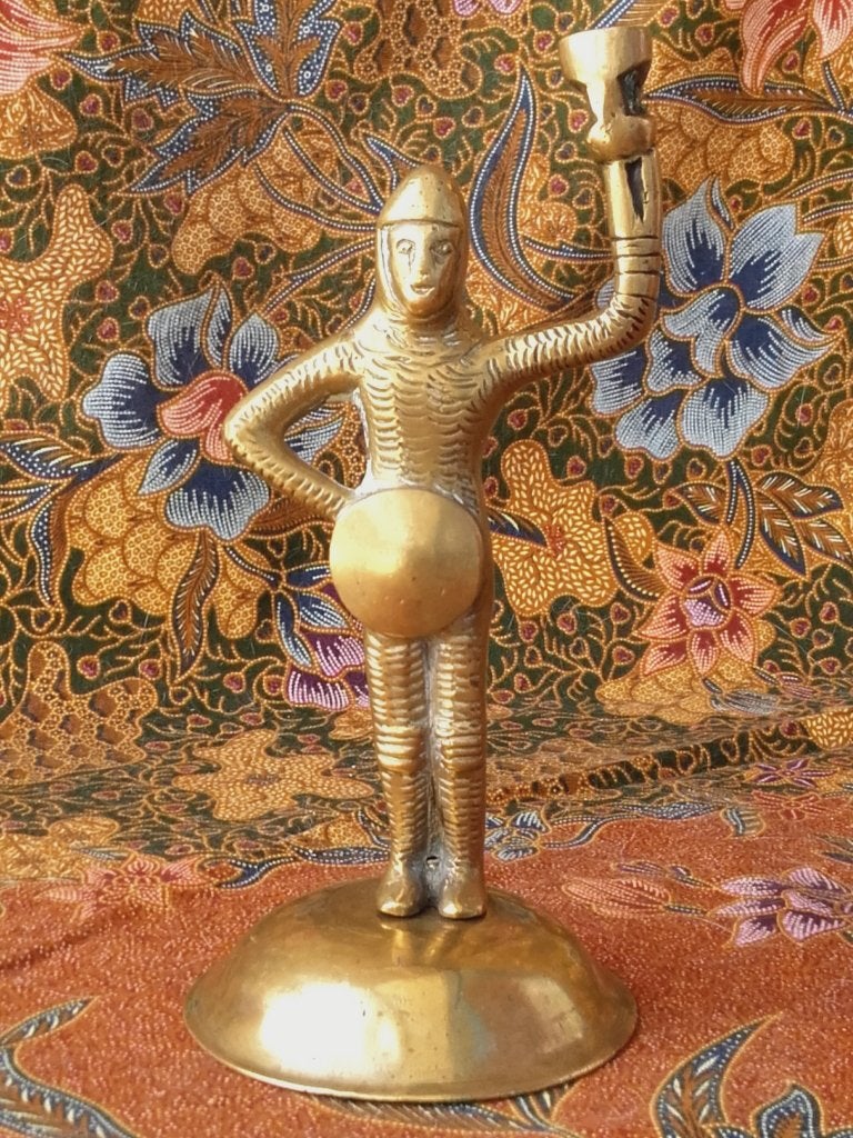 Antieke bronzen kandelaar uit Engeland als een ridder 18 cm.
