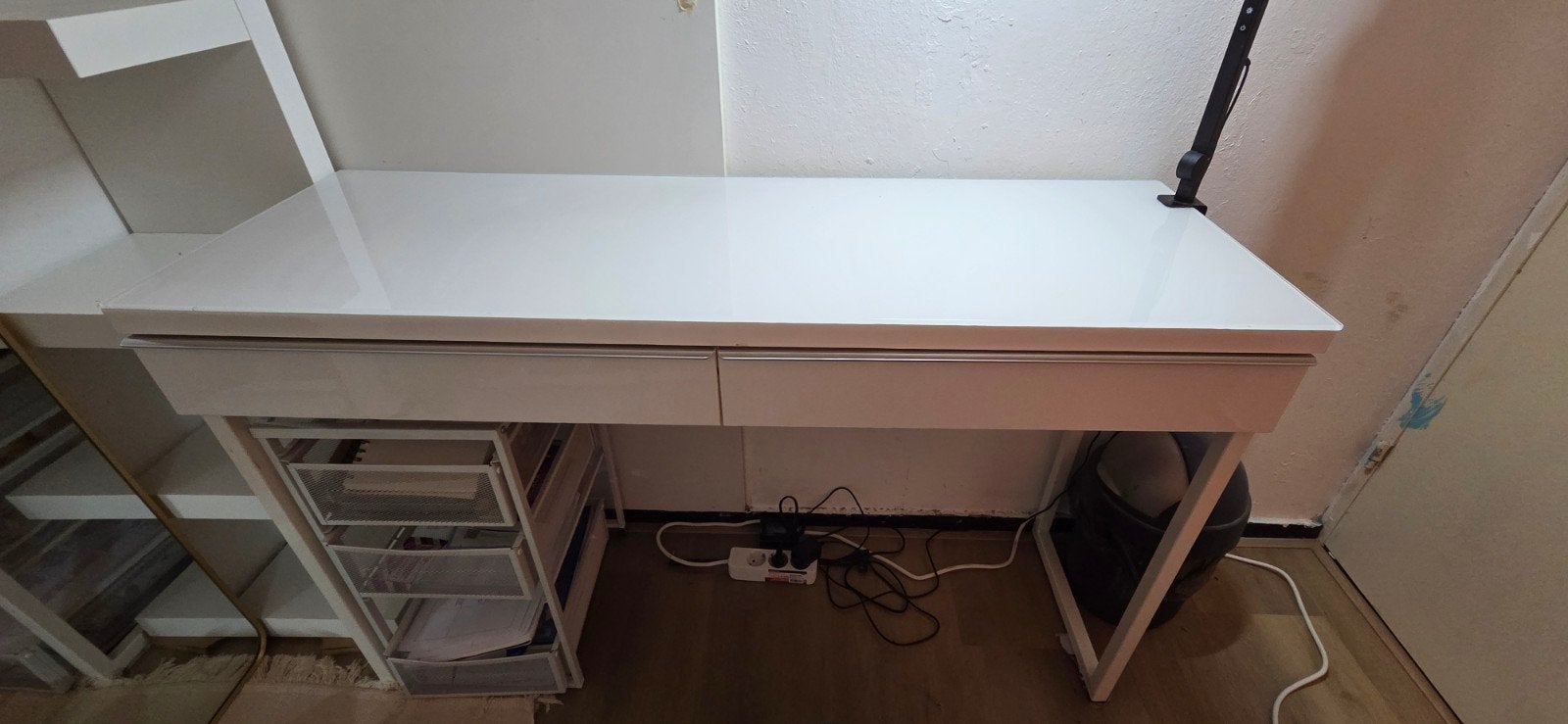 Besta bureau hoogglans wit met glasplaat., Ophalen of Verzenden, Zo goed als nieuw