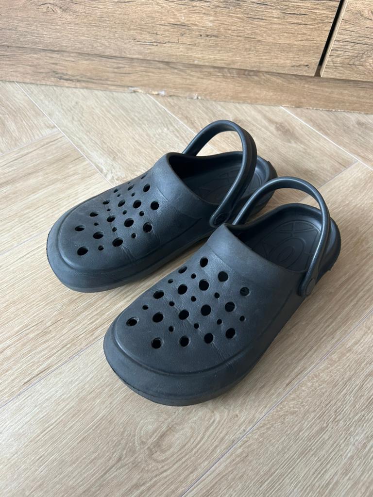Jongens zwarte clogs (neppe crocs) maat 36, Kinderen en Baby's, Gebruikt, Overige typen, Ophalen of Verzenden, Jongen