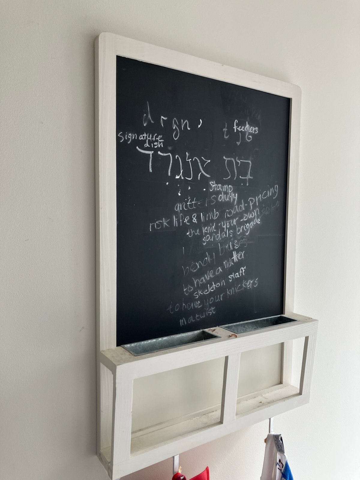 Krijtbord met opbergvakken, Huis en Inrichting, Ophalen of Verzenden, Gebruikt, Wit, Hout