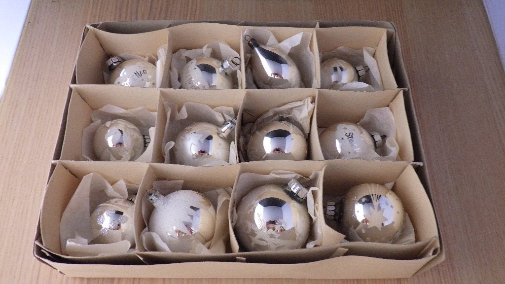 12 zilveren glazen kerstballen met witte opdruk, Ophalen of Verzenden, Gebruikt