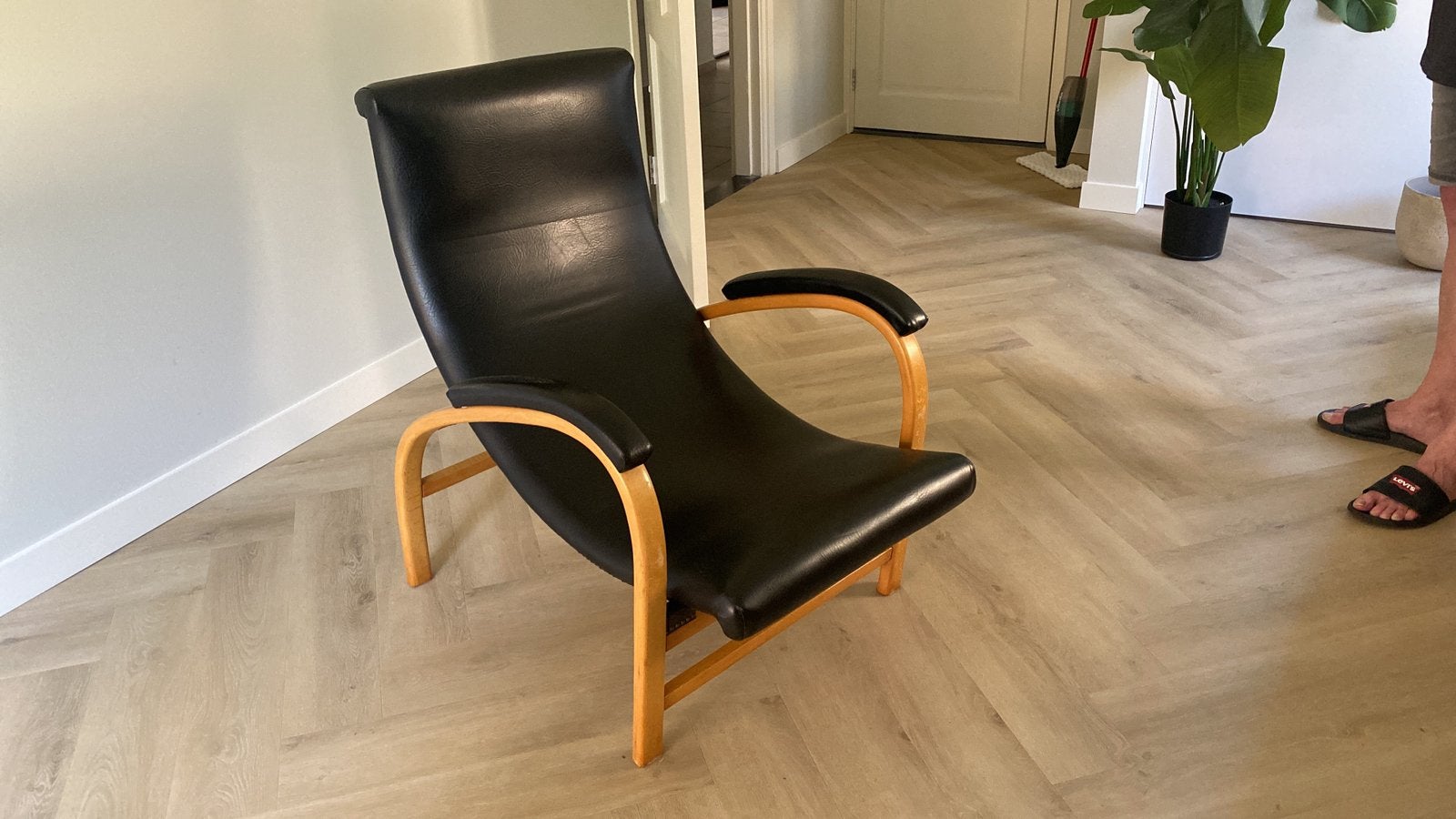 Vintage retro lounge stoel jaren 50/60 deens design, Huis en Inrichting, Stoelen, Zo goed als nieuw, Eén, Hout, Leer, Zwart, Ophalen of Verzenden