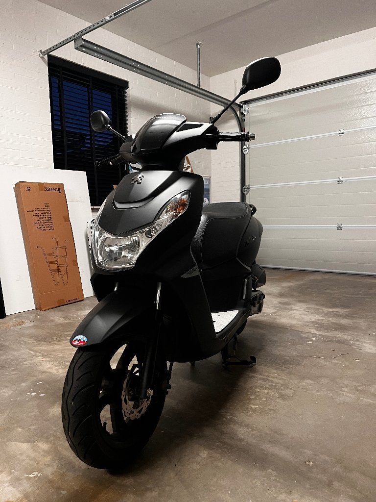 Peugeot Kisbee Black Edition 2020, Fietsen en Brommers, Ophalen, Overige modellen, Maximaal 45 km/u, 49 cc