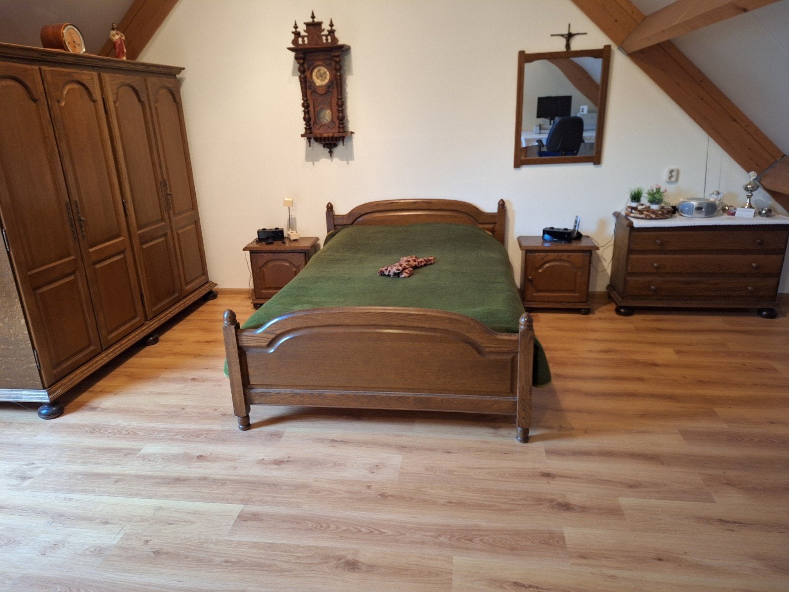 Donker eiken slaapkamer met 4 drs kleerkast (zie foto's), Ophalen, Zo goed als nieuw, Tweepersoons, Eiken