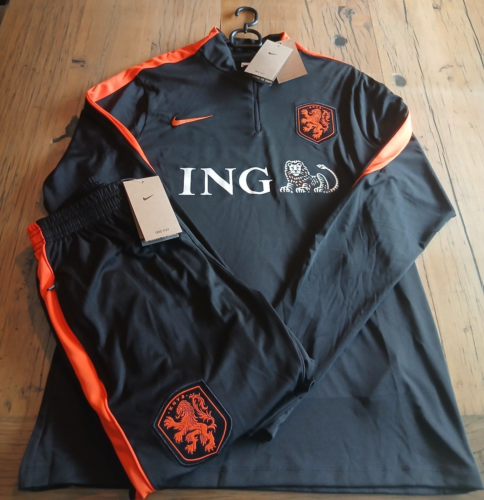 Nederlands Elftal WK 2026 trainingspak, Kleding | Heren, Sportkleding, Nieuw, Ophalen of Verzenden, Voetbal, Maat 48/50 (M)