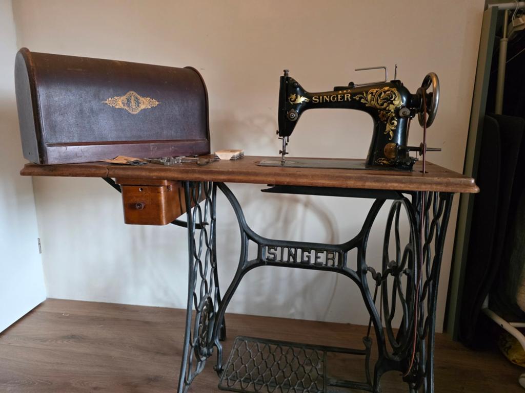 Antieke Singer Naaimachine uit 1910 met Tafel en Accessoires, Ophalen