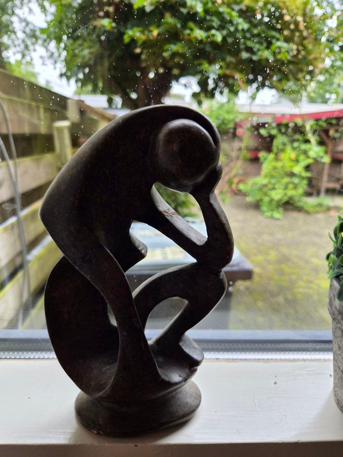 Abstracte stenen sculptuur - De Denker, Ophalen of Verzenden, Handgemaakt, 20 - 50 cm, Steen of Keramiek