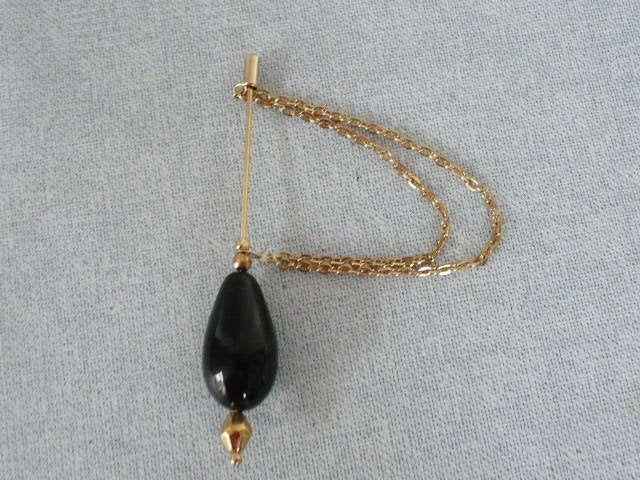  Vintage hoedenspeld zwarte steen met goudkleur ketting, Antiek en Kunst, Curiosa en Brocante, Ophalen of Verzenden