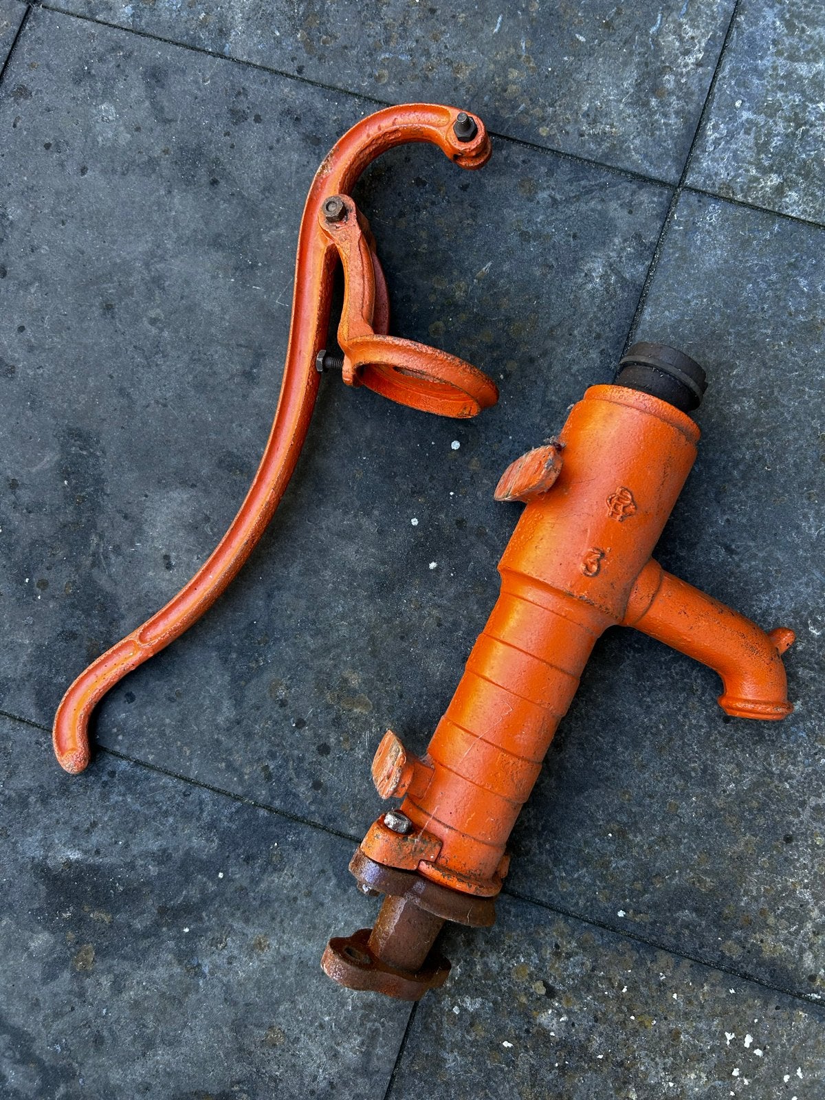 Zware Vintage handpomp - Oranje gietijzeren waterpomp, Ophalen