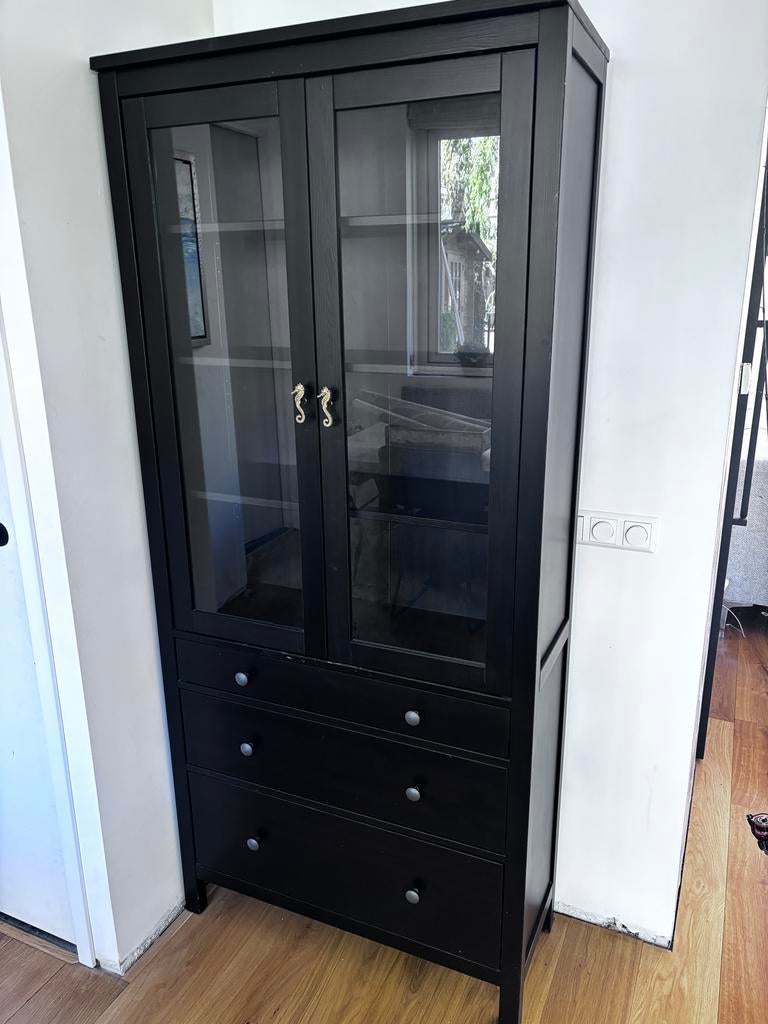 Ikea Hemnes vitrinekast zwart, Zo goed als nieuw, 150 tot 200 cm, 25 tot 50 cm, 50 tot 100 cm