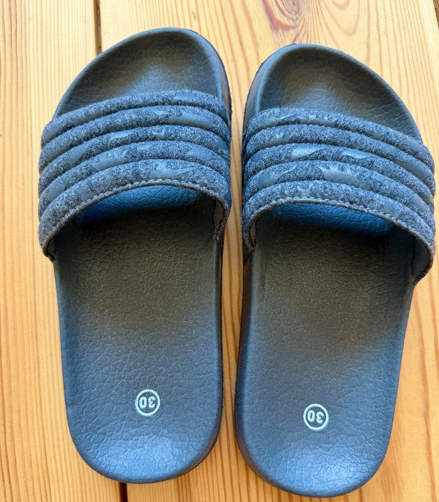 Slippers donkerblauw / blauw - maat 30, Jongen of Meisje, Overige typen, Ophalen of Verzenden, Zo goed als nieuw