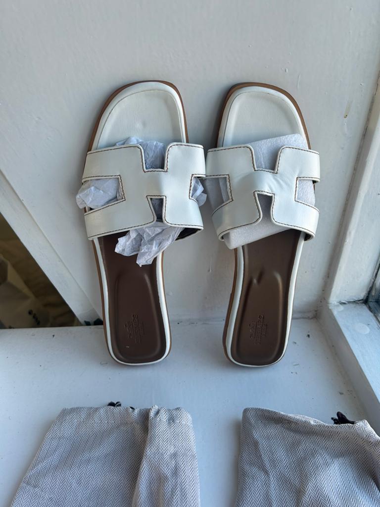 Hermes slippers wit maat 42 (valt als 39/40), Kleding | Dames, Schoenen, Slippers, Wit, Ophalen of Verzenden, Zo goed als nieuw