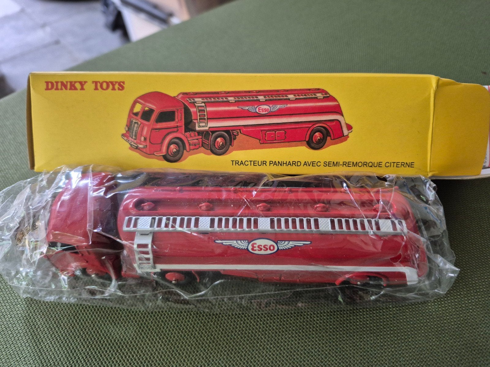 Dinky Toys Esso Panhard Tankwagen - Nieuw in doos, Ophalen of Verzenden, Nieuw